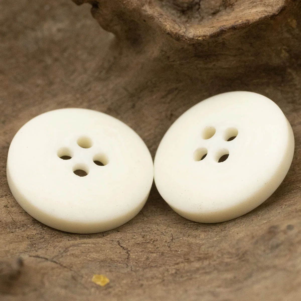 15-25mm Narrow-Edged 4 Hole Off-White Resin Buttons 30pcs