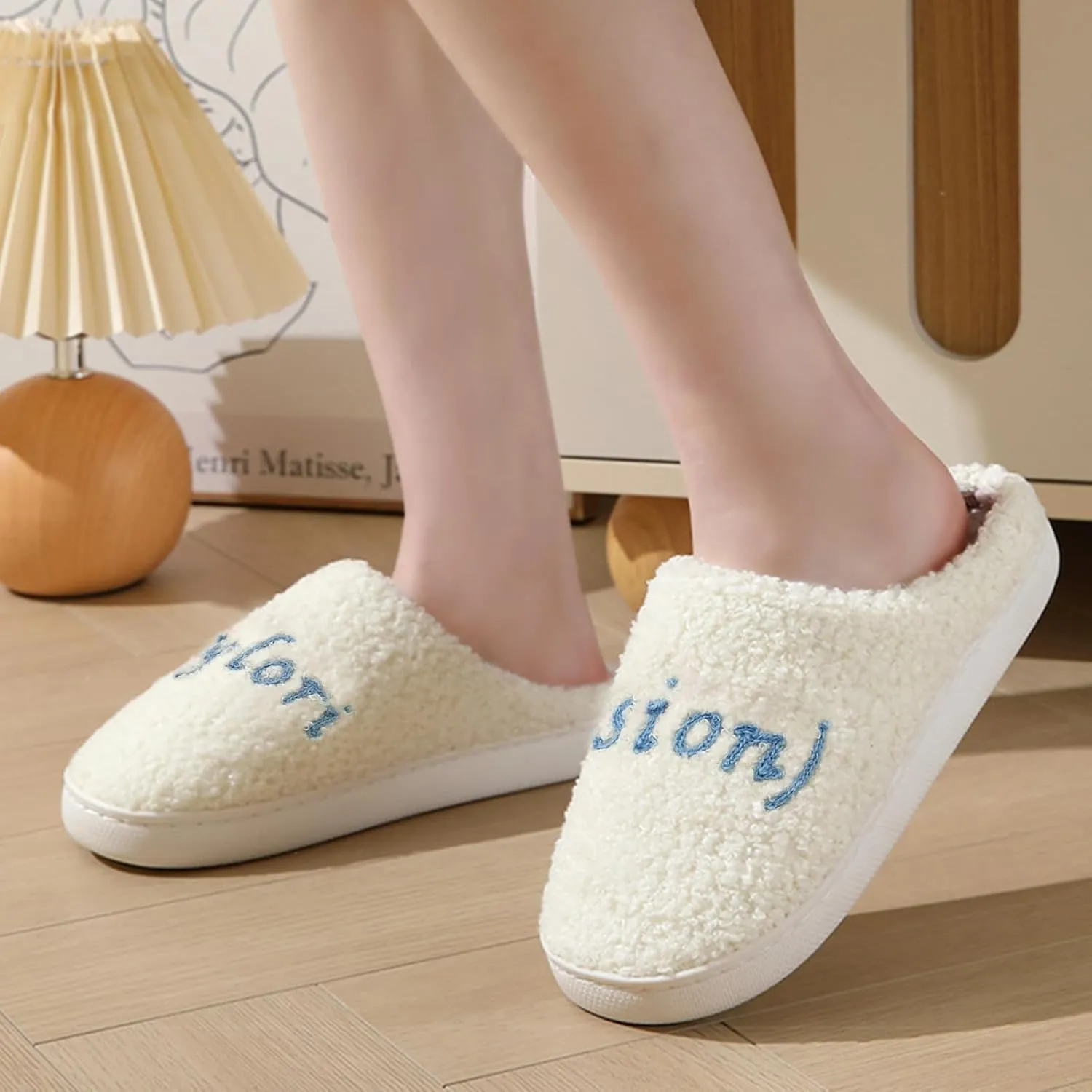 sharllen Taylors Slippers for Women Men,1989 Cute House Slippers,Warm Plush Winter Slip on Bedroom Shoes,Indoor Comfy Fuzzy Fluffy Flat Slides