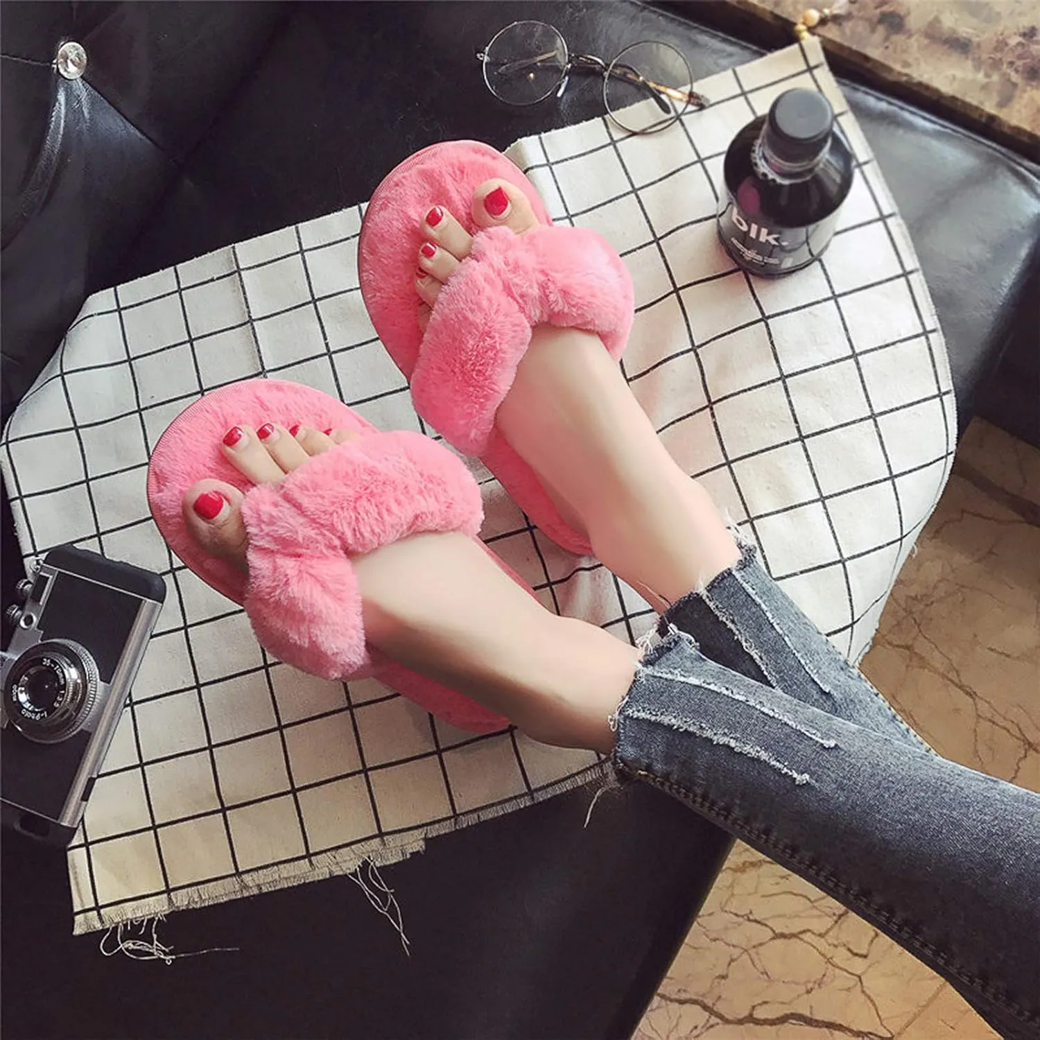 Women's Fuzzy Memory Foam Flip Flop Slippers Soft Comfy Open Toe Slip On Spa Thong Flat Sandals Ladies House Home Furry Sandal Slides Indoor Outdoor